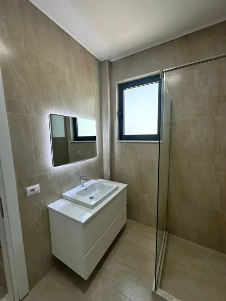 Tirane, jepet me qera apartament 2+1+Ballkon Kati 6, 103 m² 650 € (KINOSTUDIO)