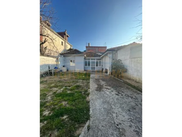 Tirane, shitet shtepi 3+1 , 239 m² (Allias)