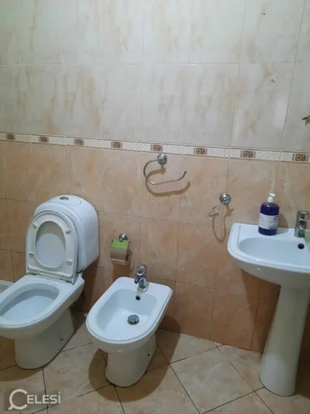 Tirane, jepet me qera apartament 1+1+Ballkon Kati 5, 70 m² 380 € (ASTIR)