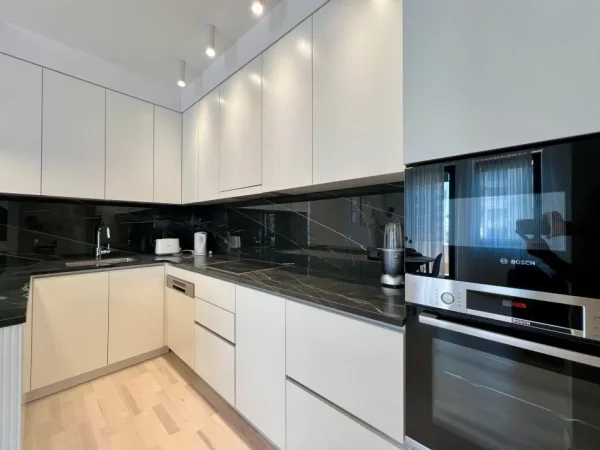 Tirane, jepet me qera apartament 2+1+Ballkon Kati 6, 95 m² 1.000 € (rruga e barrikadave)