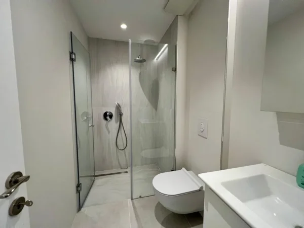 Tirane, jepet me qera apartament 2+1+Ballkon Kati 6, 95 m² 1.000 € (rruga e barrikadave)