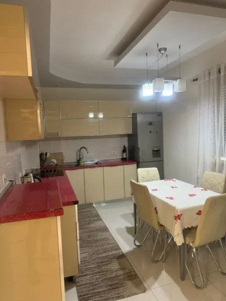 Tirane, jepet me qera apartament 2+1 Kati 3, 105 m² 500 € (Rruga 5 Maji)