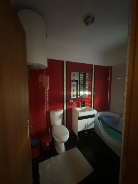 Tirane, jepet me qera apartament 2+1 Kati 3, 105 m² 500 € (Rruga 5 Maji)
