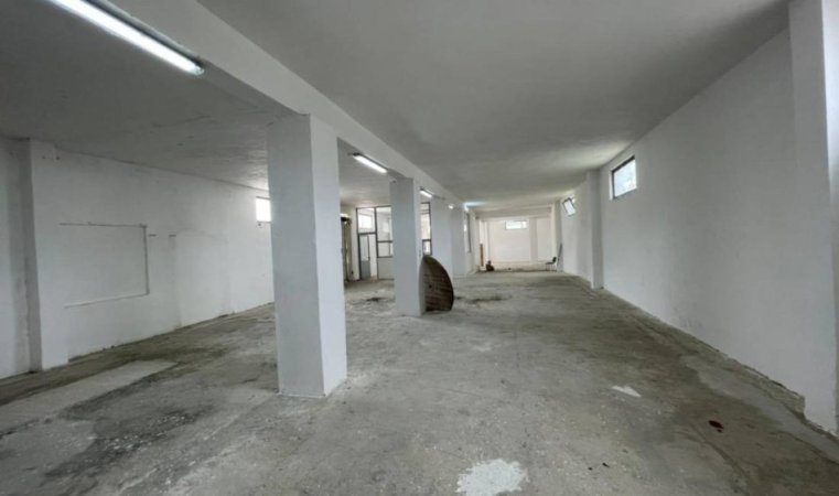 Berat, jepet me qera ambjent biznesi Kati 0, 800 m² 850 € (ish ushqimorja, mbrapa Kantina Luani)