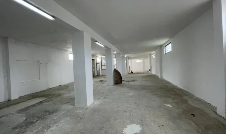 Berat, jepet me qera ambjent biznesi Kati 0, 800 m² 850 € (ish ushqimorja, mbrapa Kantina Luani)