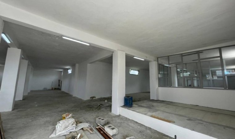 Berat, jepet me qera ambjent biznesi Kati 0, 800 m² 850 € (ish ushqimorja, mbrapa Kantina Luani)