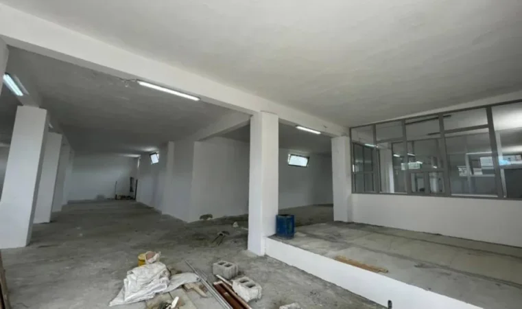 Berat, jepet me qera ambjent biznesi Kati 0, 800 m² 850 € (ish ushqimorja, mbrapa Kantina Luani)