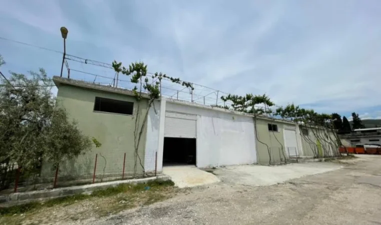 Berat, jepet me qera ambjent biznesi Kati 0, 800 m² 850 € (ish ushqimorja, mbrapa Kantina Luani)