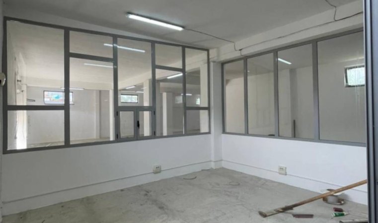 Berat, jepet me qera ambjent biznesi Kati 0, 800 m² 850 € (ish ushqimorja, mbrapa Kantina Luani)