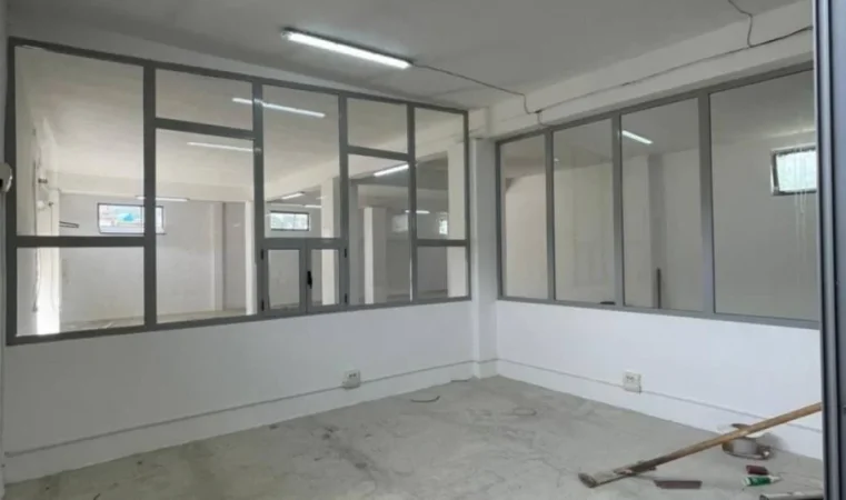 Berat, jepet me qera ambjent biznesi Kati 0, 800 m² 850 € (ish ushqimorja, mbrapa Kantina Luani)