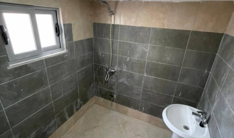 Berat, jepet me qera ambjent biznesi Kati 0, 800 m² 850 € (ish ushqimorja, mbrapa Kantina Luani)