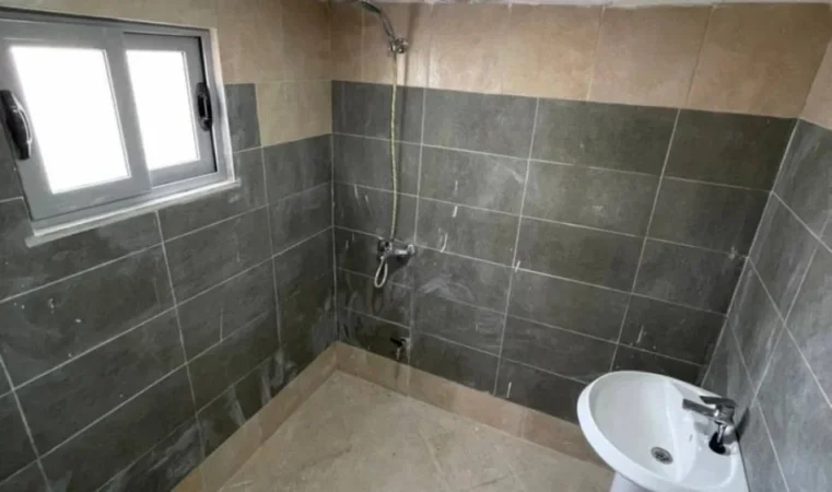 Berat, jepet me qera ambjent biznesi Kati 0, 800 m² 850 € (ish ushqimorja, mbrapa Kantina Luani)