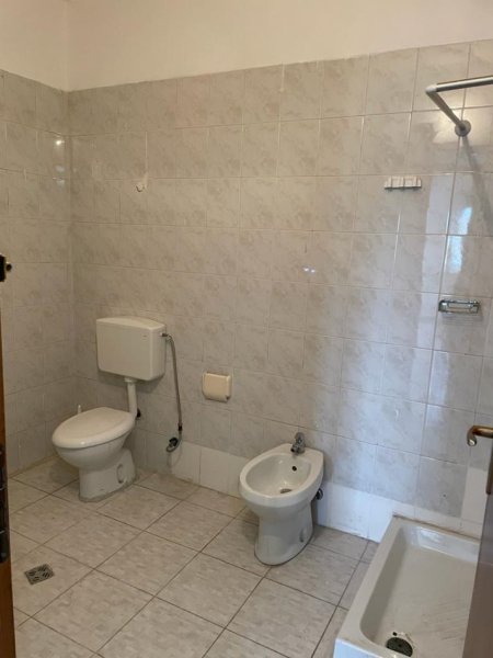 Tirane, jepet me qera apartament 3+1 Kati 8, 140 m² 600 € (Bulevardi Zhan D&#039;ark)