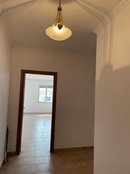 Tirane, jepet me qera apartament 3+1 Kati 8, 140 m² 600 € (Bulevardi Zhan D&#039;ark)