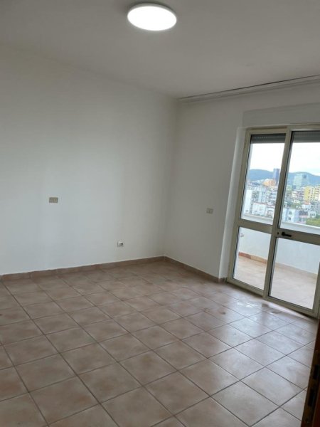 Tirane, jepet me qera apartament 3+1 Kati 8, 140 m² 600 € (Bulevardi Zhan D&#039;ark)