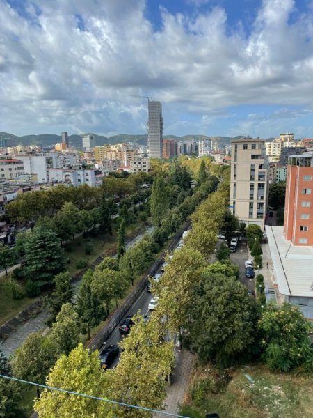 Tirane, jepet me qera apartament 3+1 Kati 8, 140 m² 600 € (Bulevardi Zhan D&#039;ark)