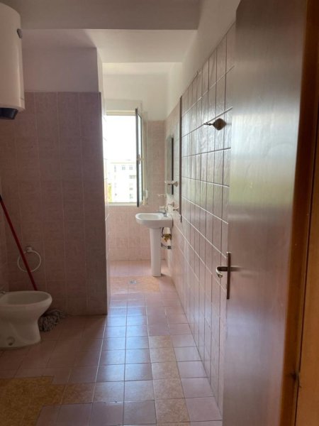 Tirane, jepet me qera apartament 3+1 Kati 8, 140 m² 600 € (Bulevardi Zhan D&#039;ark)