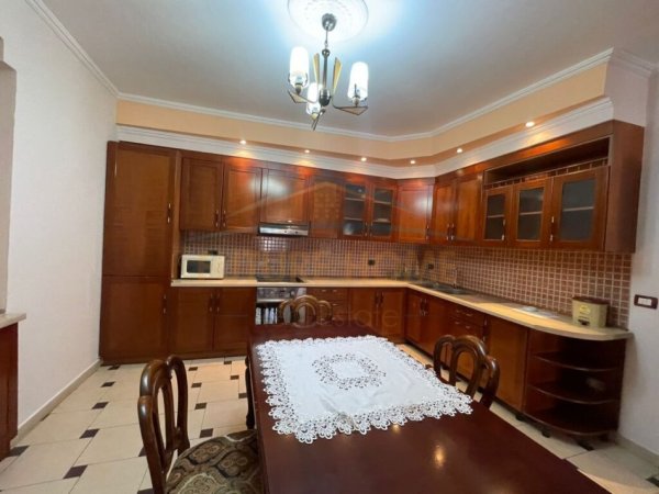 Tirane, jepet me qera apartament 2+1 Kati 4, 114 m² 650 € (Rruga e Barrikadave)
