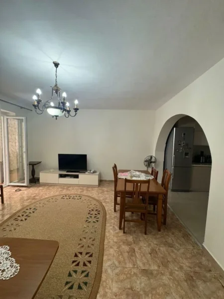 Tirane, Apartament 1+1  me qira Kati 1, 82 m² 550 € ( Sheshi Willson)