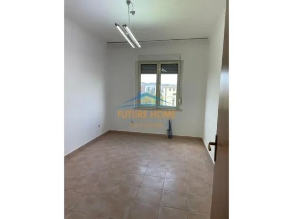 Tirane, jepet me qera apartament 3+1 Kati 8, 152 m² 600 € 