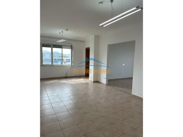 Tirane, jepet me qera apartament 3+1 Kati 8, 152 m² 600 € 