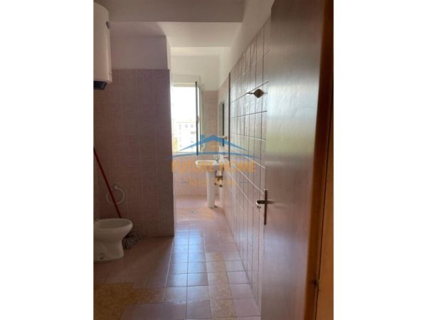Tirane, jepet me qera apartament 3+1 Kati 8, 152 m² 600 € 
