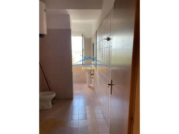 Tirane, jepet me qera apartament 3+1 Kati 8, 152 m² 600 € 
