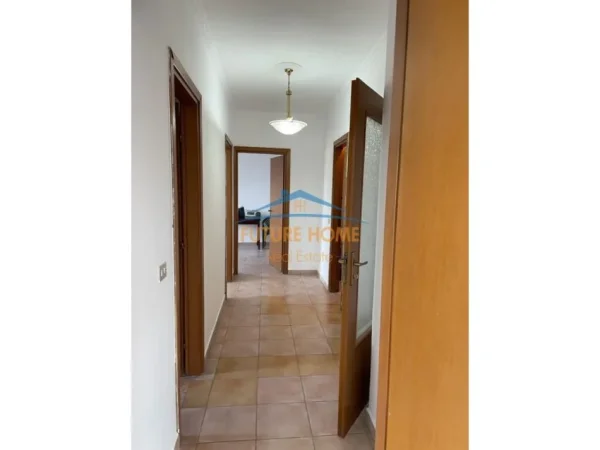 Tirane, jepet me qera apartament 3+1 Kati 8, 152 m² 600 € 