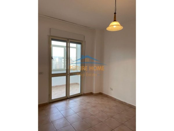 Tirane, jepet me qera apartament 3+1 Kati 8, 152 m² 600 € 