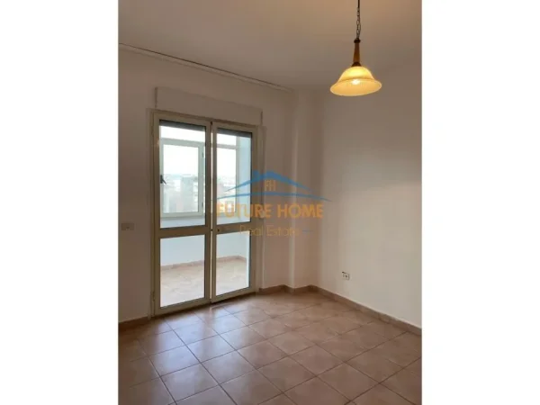 Tirane, jepet me qera apartament 3+1 Kati 8, 152 m² 600 € 