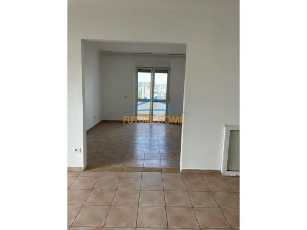 Tirane, jepet me qera apartament 3+1 Kati 8, 152 m² 600 € 