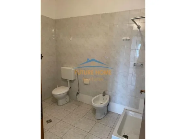 Tirane, jepet me qera apartament 3+1 Kati 8, 152 m² 600 € 