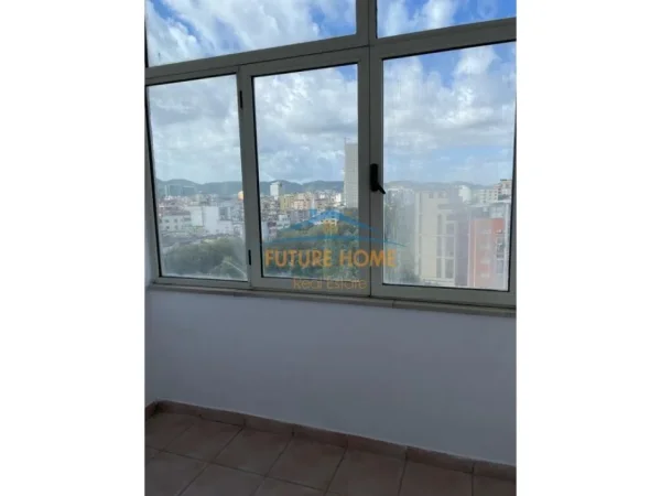 Tirane, jepet me qera apartament 3+1 Kati 8, 152 m² 600 € 