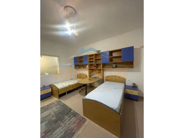 Tirane, jepet me qera apartament 2+1 Kati 1, 83 m² 350 € (Rruga e Teleferikut , Përballë Fizikës Bërthamore, Fresk.)