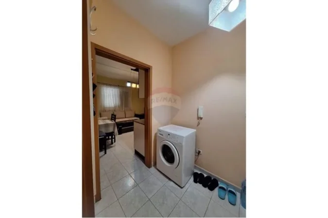 Tirane, shitet 1+1 , 60 m² 130.000 € (APARTAMENT 1+1 PER SHITJE PRANE PETRO NINIT)
