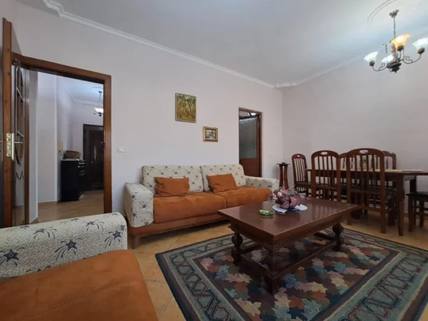 Tirane, jepet me qera apartament 2+1+Ballkon Kati 5, 80 m² 600 € (9 kateshet, prane prokurorise)