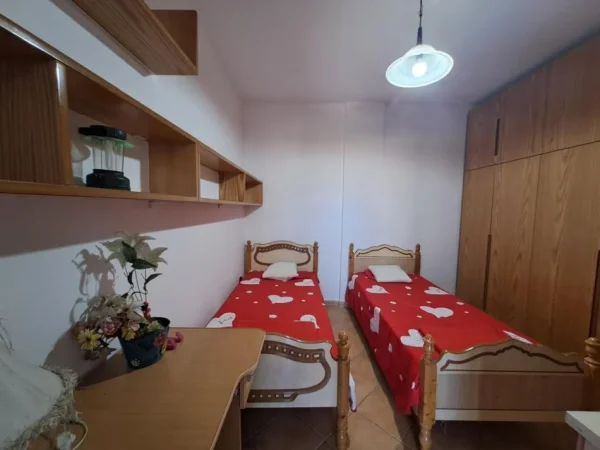 Tirane, jepet me qera apartament 2+1+Ballkon Kati 5, 80 m² 600 € (9 kateshet, prane prokurorise)
