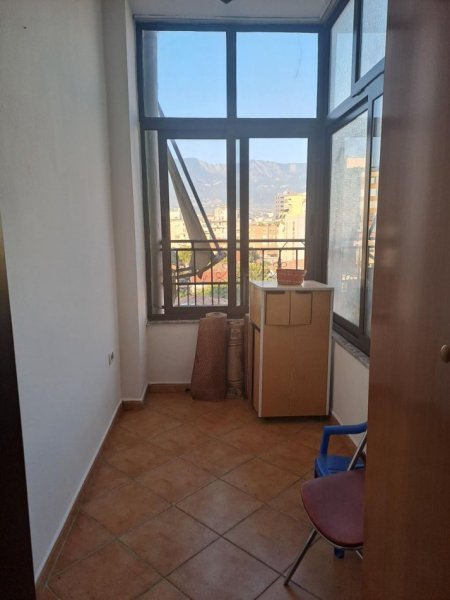Tirane, jepet me qera apartament 2+1+Ballkon Kati 5, 80 m² 600 € (9 kateshet, prane prokurorise)