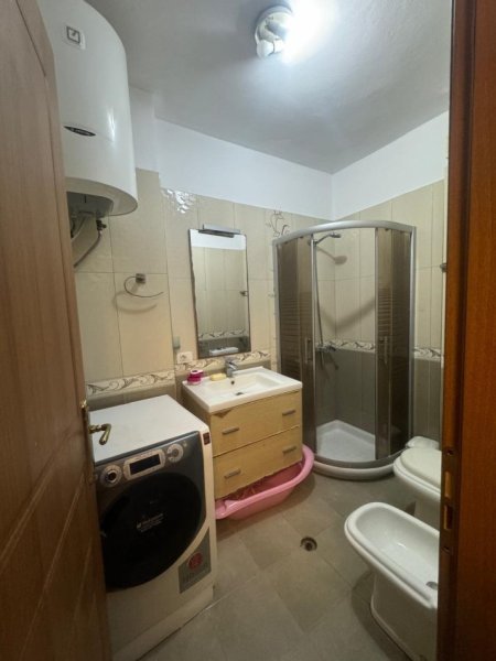 Tirane, jepet me qera apartament 2+1+Ballkon Kati 3, 105 m² 500 € (RRUGA 5 MAJI)