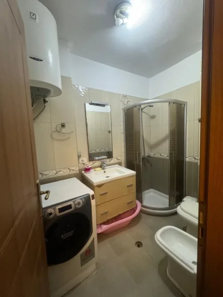 Tirane, jepet me qera apartament 2+1+Ballkon Kati 3, 105 m² 500 € (RRUGA 5 MAJI)
