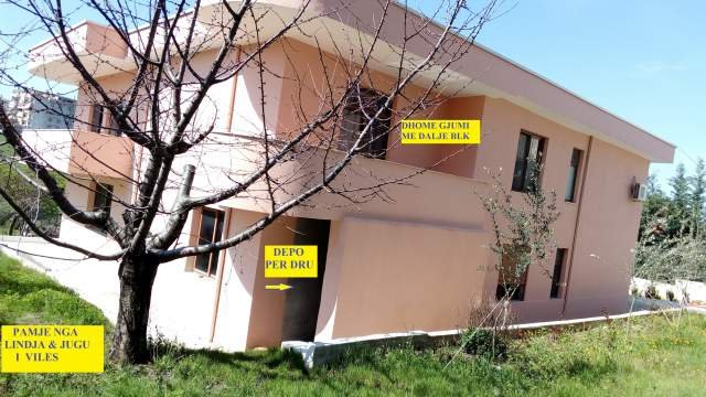 Shitet Vilë me 2-Kate, sip. truall 574m², njolla ndërtimit 232m², siperfaqe ndërtuar 496m², Cmimi 400'000€ në rrugën "Pasho Hysa" 400m mbi markat / ne aksin rr.A.Demi / 600m nga Lana dhe depot e ujit