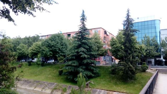 Tirane,Shitet Apartament+Sip.Tregtare(51+19)=70m²,Kati I, buzë trotuarit/Lanës, Cmim200'000euro- Blv.B.Curri,Pallat 5 kat, segment D.Policisë Shtetit/