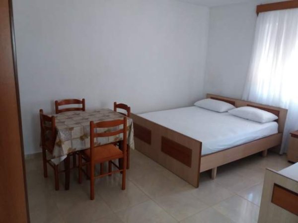 Sarande, jap me qera apartament 1+1 Kati 1, 50 m² 3.500 Leke te reja /nata (Plazhi i Pasqyrave)