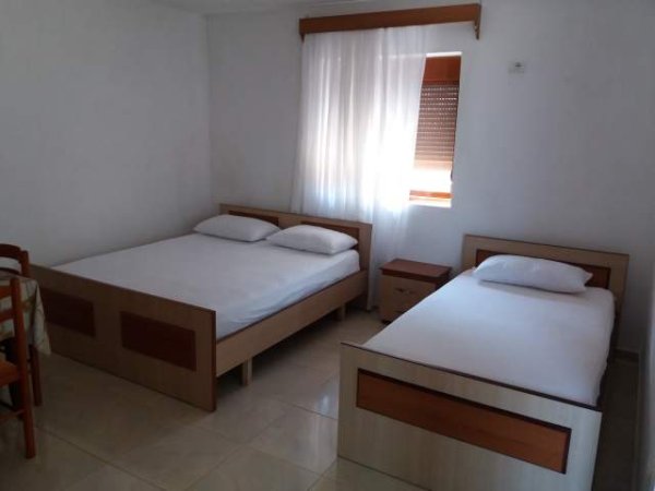 Sarande, jap me qera apartament 1+1 Kati 1, 50 m² 3.500 Leke te reja /nata (Plazhi i Pasqyrave)