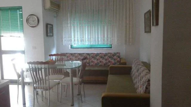 Durres, jap me qera apartament kati 4, 65 m²/20 euro/nata(Golem)