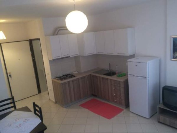 Vlore, jap me qera apartament 1+1 Kati 3, 50 m² 30 Euro/nata (zone rezidenciale tek KALAJA, perballe hotel "Liro)