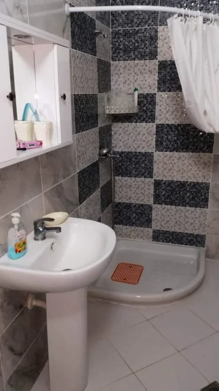 Vlore, direkt tek deti per 6 persona , jap me qera apartament ne plazh Kati 4, 104 m² 5.000 Leke (Lungo Mare -Kompleksi Oslo)