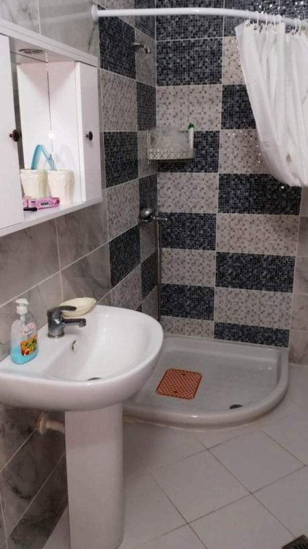 Vlore, direkt tek deti per 6 persona , jap me qera apartament ne plazh Kati 4, 104 m² 5.000 Leke (Lungo Mare -Kompleksi Oslo)