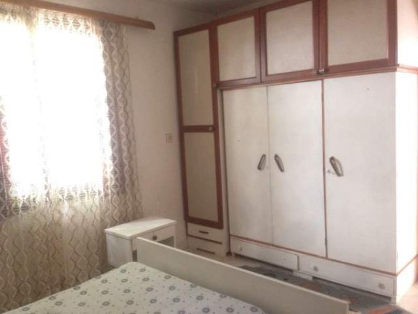 Pogradec, jap me qera shtepi me oborr, 95 m² 1.500 Leke (Kisha e Vjeter)