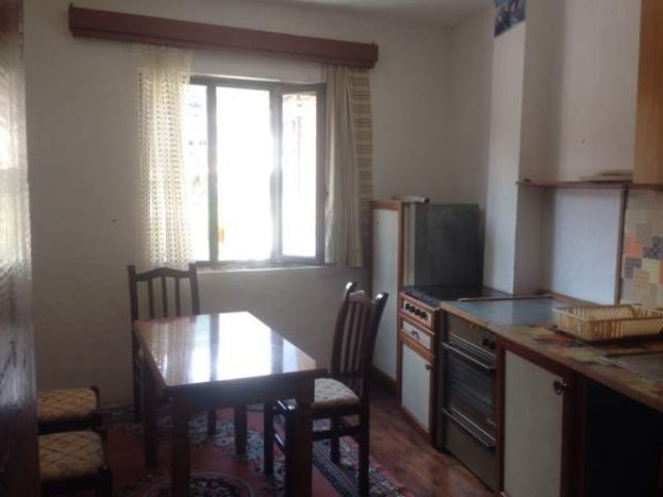 Pogradec, jap me qera shtepi me oborr, 95 m² 1.500 Leke (Kisha e Vjeter)